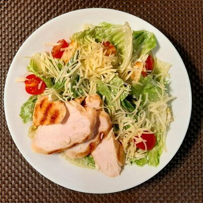 Салат Цезарь с курицей в Кафе-бар Лайт по цене 370 ₽