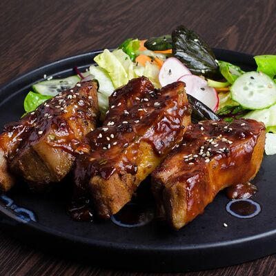 Свиные ребра в соусе BBQ с картофелем фри в Bezhitsa по цене 490 ₽