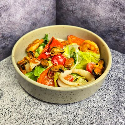 Теплый салат с морепродуктами в Сытый гусь по цене 920 ₽