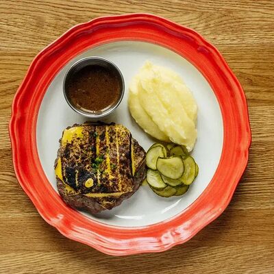 Бифштекс из мраморной говядины с битыми огурцами и сыром чеддер в Lucky Duck по цене 930 ₽