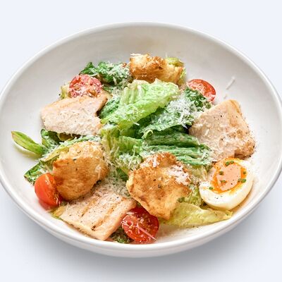 Салат Цезарь с курицей в Drunken duck pub по цене 780 ₽