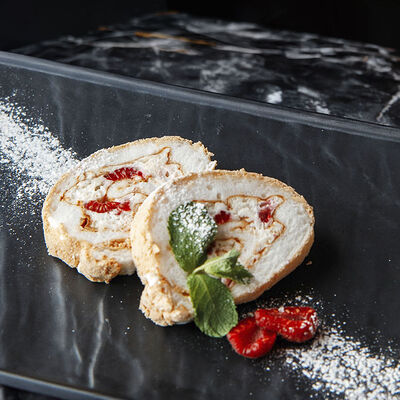 Меренговый рулет со свежей малиной в Picasso по цене 630 ₽