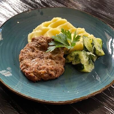 Котлетка мясная, пюре картофельное, огурчики чесночные в Длинный нос по цене 375 ₽