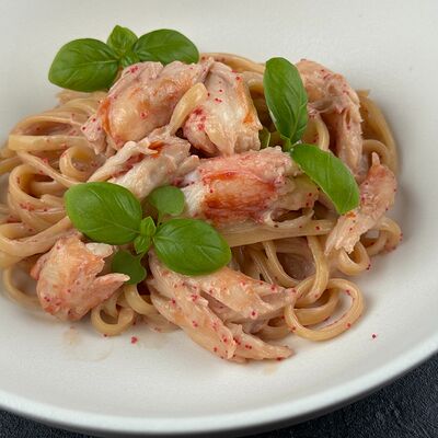 Лингвини с фалангой краба в сливочном соусе с икрой Тобиков По Чесноку по цене 1026 ₽