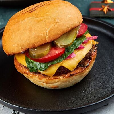 Бургер с котлетой из говядины в ЕрмолаевЪ Генштаб по цене 680 ₽