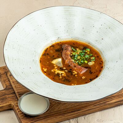 Мясная солянка с колбасками и копченым ребрышком в Brasserie kriek по цене 760 ₽