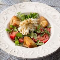 Салат с хрустящими баклажанами и страчателлой в Патари