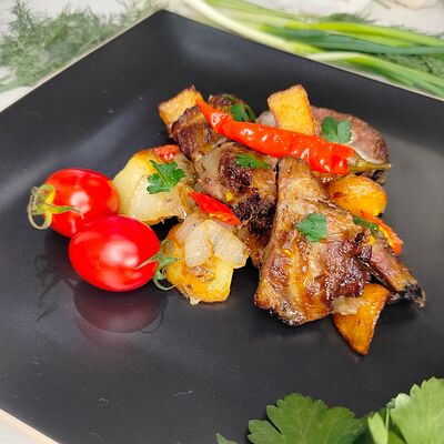 Свиные рёбрышки, тушённые на луковой подушке с картофелем в Chipollino по цене 575 ₽