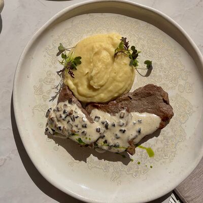 Медальоны из говядины с картофельно-сельдереевым пюре и соусом Грибной Жюльен в Ресторан Европа по цене 950 ₽