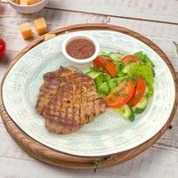 Стейк из свинины с мини-салатом в Солянка