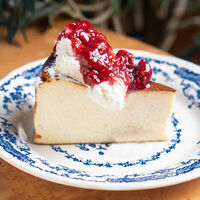 Баскский чизкейк с вареньем в Grecco