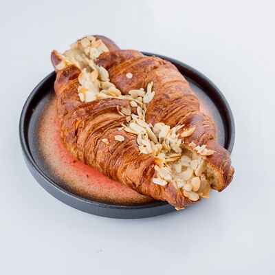 Круассан с миндальным кремом в БистроВареничная по цене 180 ₽