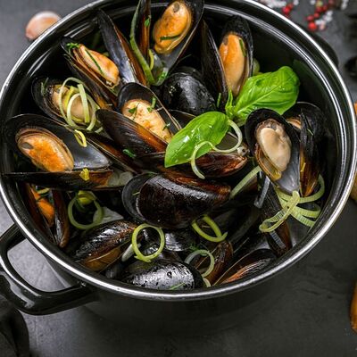 Мидии в соусе из белого вина в Brasserie Lambic по цене 1370 ₽