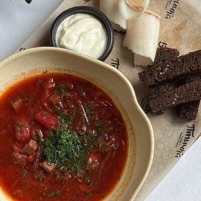 Борщ с говядиной, бородинскими гренками и салом с чесноком в Птичка по цене 650 ₽