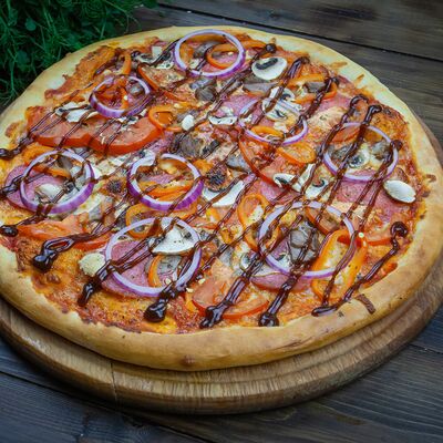 Пицца BBQ в Luigis Pizza по цене 840 ₽