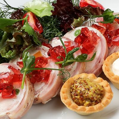 Домашний галантин из фермерского цыпленка и индейки в беконе в Максимилианс по цене 620 ₽