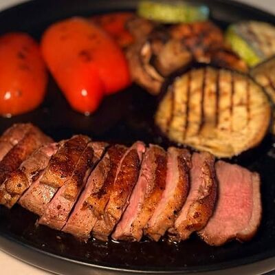 Утинная грудка с брусничным соусом и овощами на грилле в Kaif Lounge по цене 950 ₽