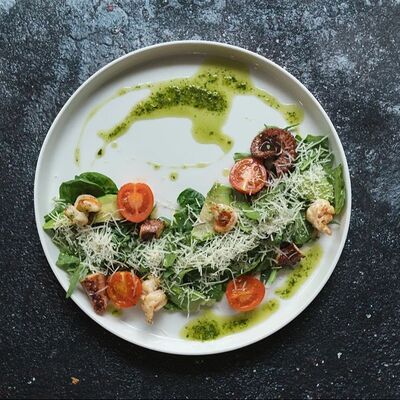 Микс-салат с тёплыми морепродуктами в Вирид ярд по цене 1548 ₽