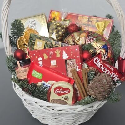 Сладкая новогодняя корзина с чаем в Buketonline - Съедобные букеты и клубника в шоколаде по цене 8250 ₽