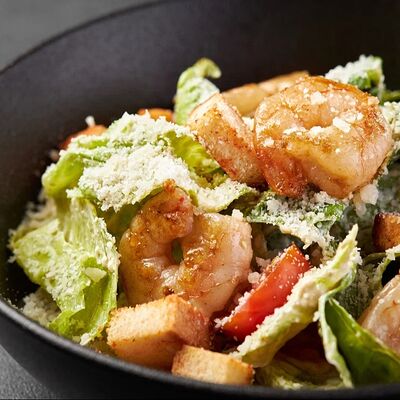 Цезарь с тигровыми креветками в По Чесноку по цене 719 ₽