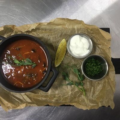 Солянка столичная с говяжьими щечками в Столица по цене 790 ₽