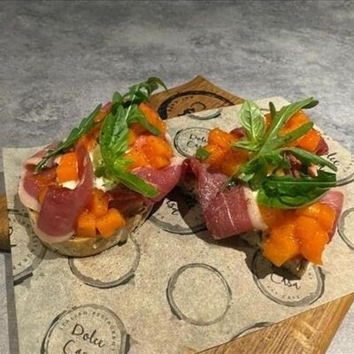 Брускетта с уткой и хурмой в Dolce casa по цене 680 ₽