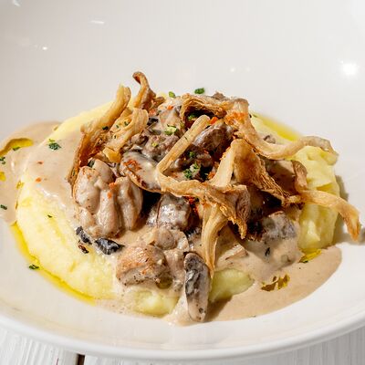 Строганов с картофельным пюре в Перчини на огне по цене 690 ₽