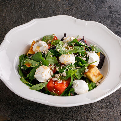 Салат с хрустящими баклажанами и мягким сыром в Ginza по цене 1390 ₽