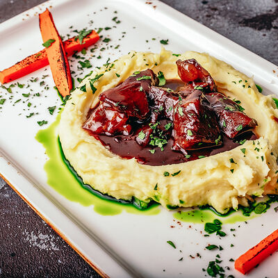 Томленые говяжьи щёчки в соусе из красного вина в Torro Grill по цене 1380 ₽