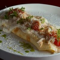 Нежный омлет с крабом и муссом из пармезана в Camon Cafe