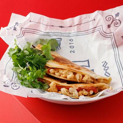 Кесадилья с мраморной говядиной и креветками в Hitch по цене 1320 ₽