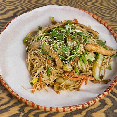 Лапша яичная с курицей в Starwok по цене 460