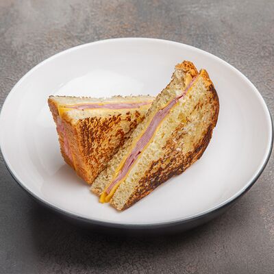 Сэндвич с ветчиной в Искра Бистро по цене 530 ₽