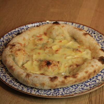 Пицца Четыре сыра в DVOR гриль-бистро по цене 820 ₽