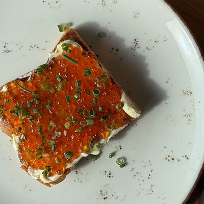 Бриошь с красной икрой и взбитым маслом в MeatBarrique по цене 2000 ₽