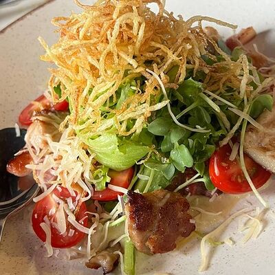 Салат с цыпленком, копченой грудинкой и картофелем пай в The James Shark Pub по цене 440 ₽