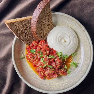 Тартар из говядины с эспумой из пармезана Я в Пражский по цене 980 ₽