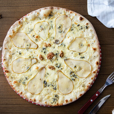 Пицца Груша с благородным сыром в На Веранде по цене 500 ₽