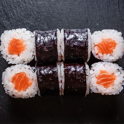 Мини-ролл с лососем в Sushiwok по цене 1590 ₸