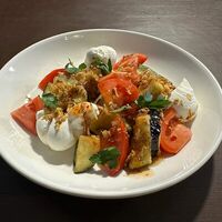 Салат с хрустящими баклажанами в Берлога