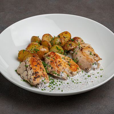 Куриное бедро с молодым картофелем в МОСТ бистро по цене 790 ₽