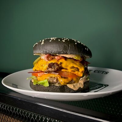 Фирменный двойной бургер Охота Мясо в Охота мясо по цене 899 ₽