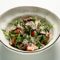 Салат с вешенками, рукколой, помидорами и пармезаном в Итальянец