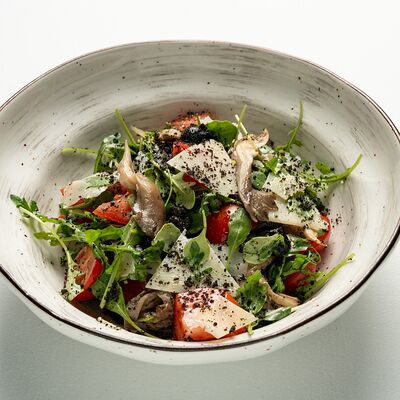 Салат с вешенками, рукколой, помидорами и пармезаном в Итальянец по цене 580 ₽