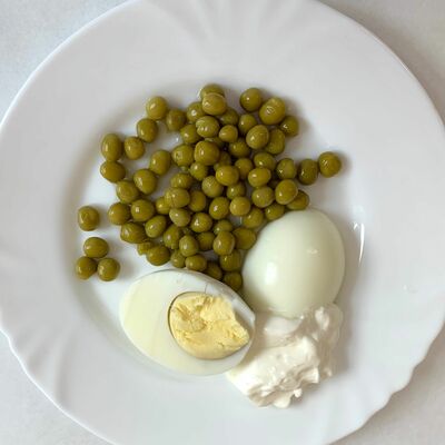 Яйцо отварное под майонезом с зеленым горошком и зеленью в С.У.П. по цене 33 ₽