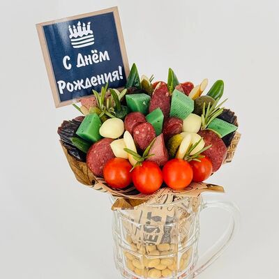 Букет колбасы в кружке Халяль на день рождениев Дарите красиво по цене 4199 ₽
