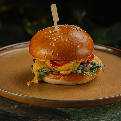 Бургер с говяжьей котлетой и сырным соусом в Yellow Kitchen & bar по цене 696 ₽