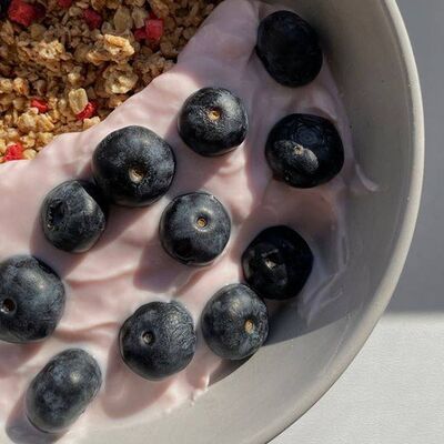 Гранола с фермерским йогуртом и свежими ягодамив Сытый Лось по цене 280 ₽