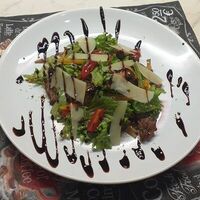 Теплый салат с телятиной в Ван