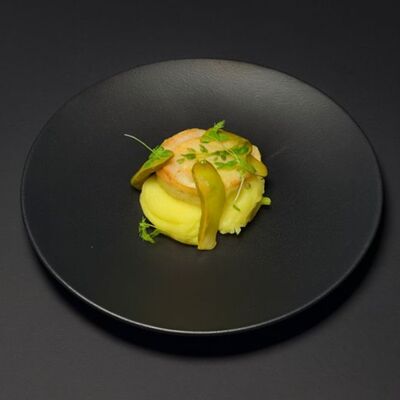 Котлета из краба и креветок с пюре и бочковыми огурцами в меду в Кабуки по цене 1395 ₽